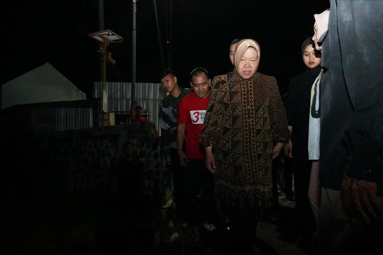 Galon gubernur Jawa Timur (Jatim) Tri Rismaharini saat melihat kondisi sungai di Jalan Pilang Werda, Pilangbango, Kecamatan Kartoharjo, Kota Madiun, Kamis (21/11/2024).