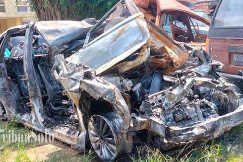 Honda Jazz Terbakar Setelah Tabrak Truk di Tol Sragen-Ngawi, Sopir Tewas