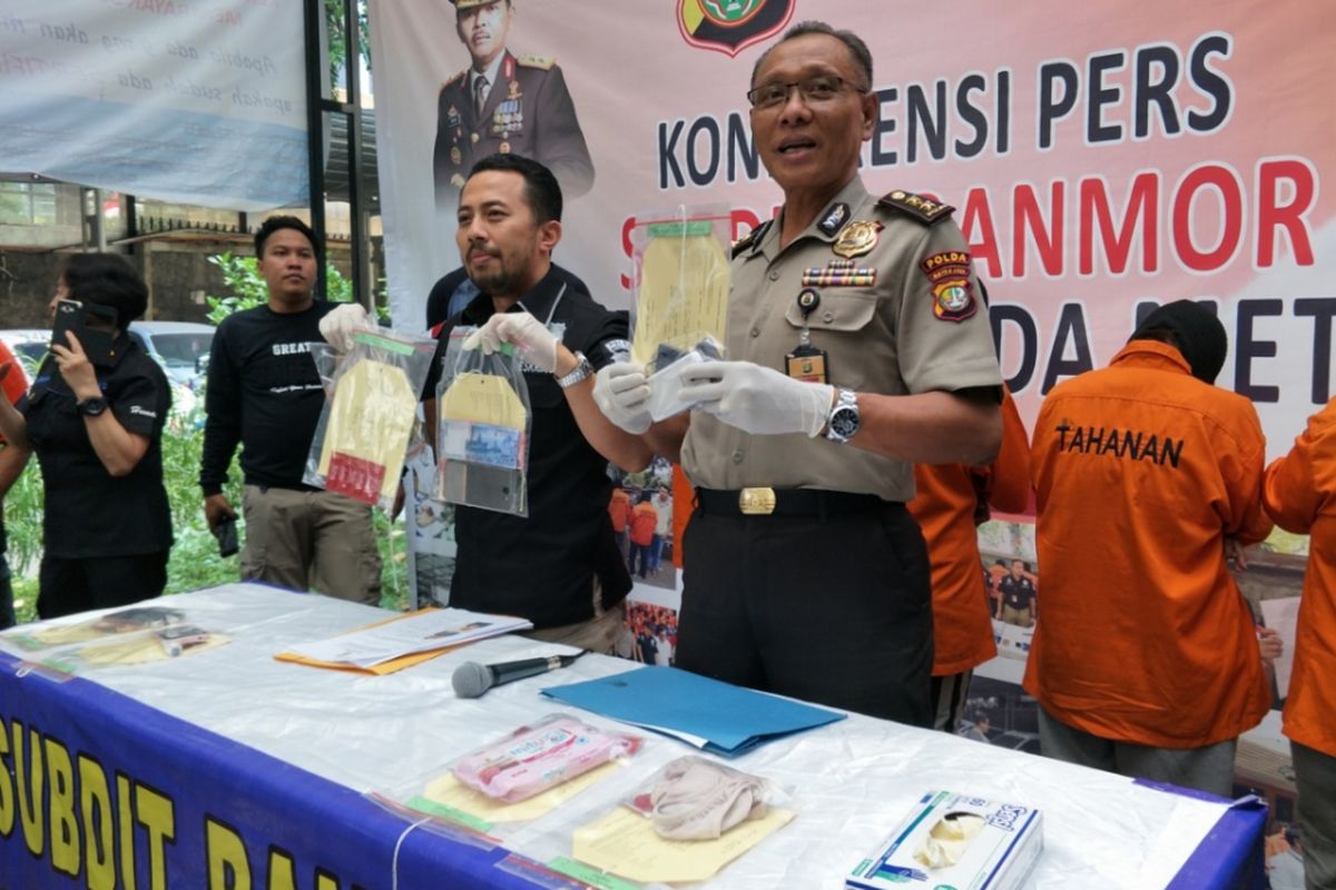 Polisi merilis penangkapan kasus prostitusi di Apartemen Kalibata City, Jakarta Selatan, Kamis (29/3/2018).