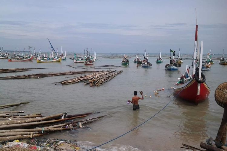 Sejumlah kapal nelayan di Desa Pakamban Laok, Kecamatan Pragaan, Kabupaten Sumenep.
