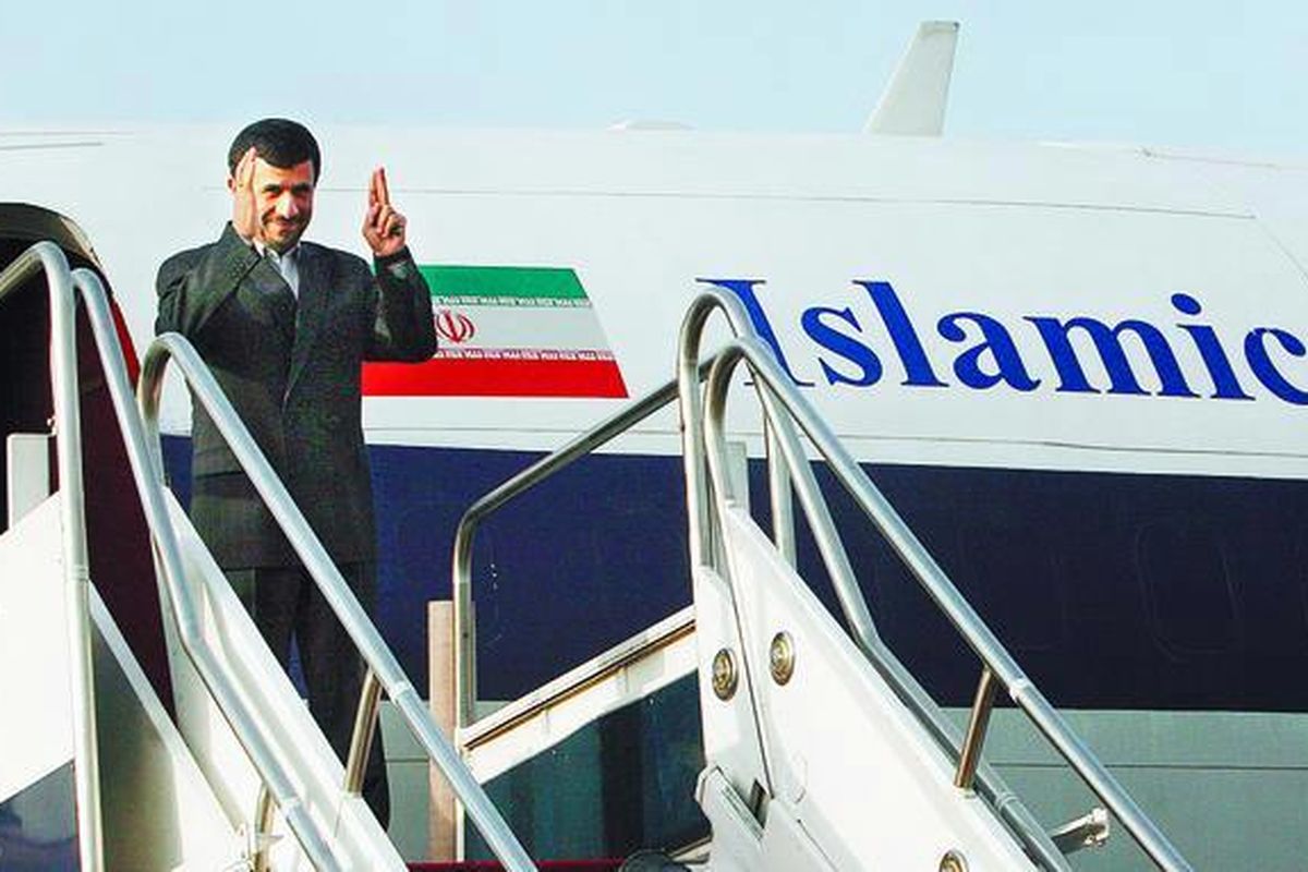 Presiden Iran Mahmoud Ahmadinejad melambaikan tangan ketika hendak berangkat dari Teheran menuju Baghdad, Irak, Minggu (2/3). Kunjungan ini menandai babak baru hubungan Iran-Irak yang selama beberapa puluh tahun terus berseteru soal banyak hal.  