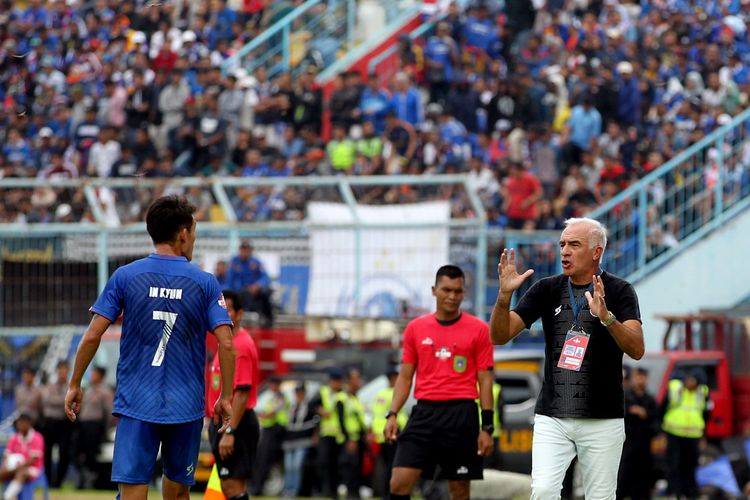 Pelatih Arema FC Mario Gomez berbicara dengan pemain asing asia Oh In Kyun pada pekan kedua Liga 1 2020 melawan Persib Bandung yang berakhir dengan skor 1-2 di Stadion Kanjuruhan Malang, Jawa Timur, Minggu (08/03/2020) sore. 