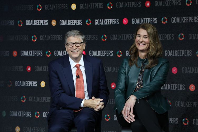 Bill Gates (kiri) dan istri, Melinda Gates (kanan) pendiri Gates Foundation ketika menghadiri acara Goalkeepers di Lincoln Center, New York, Amerika Serikat, pada September 2018. Mantan Menteri Keuangan Sri Mulyani bergabung dengan Gates Foundation. Simak jejak Gates Foundation di Indonesia.