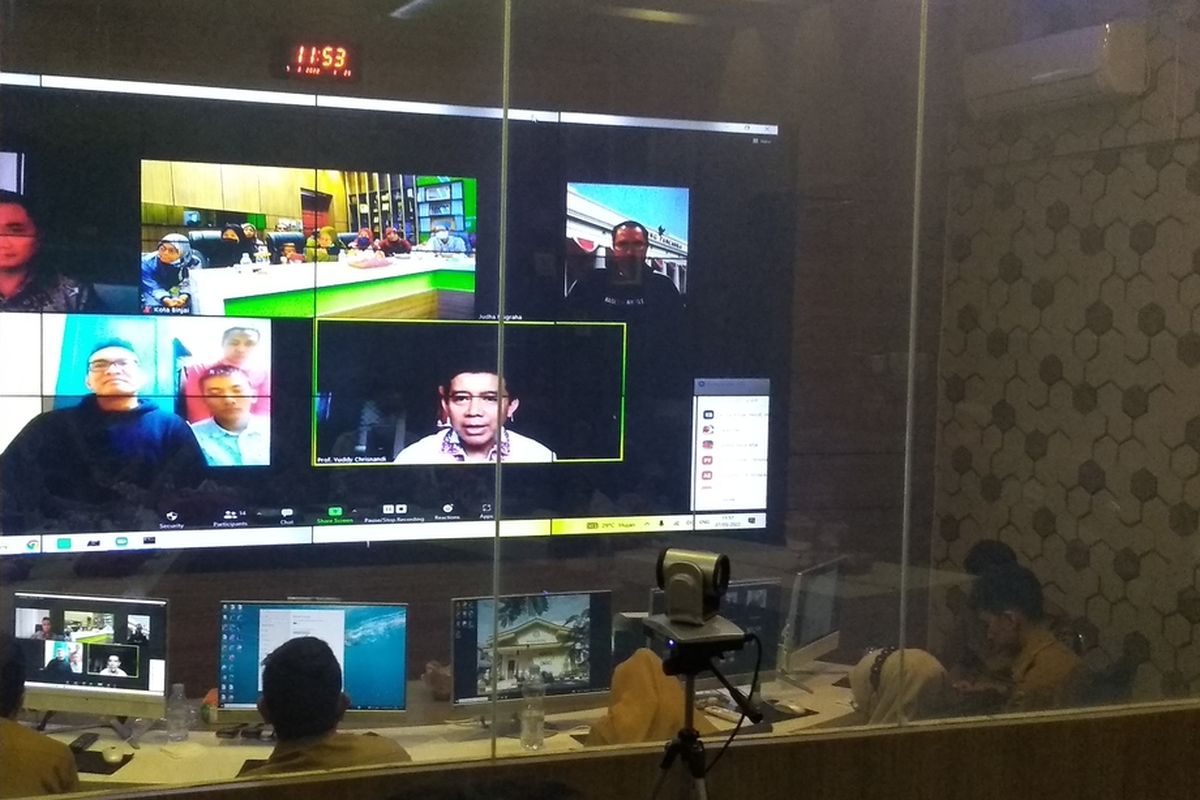 Telekonferensi Binjai Command Center bersama pihak dari Pemko Binjai, diwakili Kadisnakerperindag Kota Binjai, Hamdani Hasibuan, Mantan Dubes RI untuk Ukraina, Prof. Yuddi Chrisnandi, Dubes RI untuk Ukraina, Ghoffur, perwakilan dari Kementrian Luar Negeri RI yang bertugas mengevakuasi WNI di Ukraina serta keluarga 9 WNI pada Senin (7/3/2022) siang.