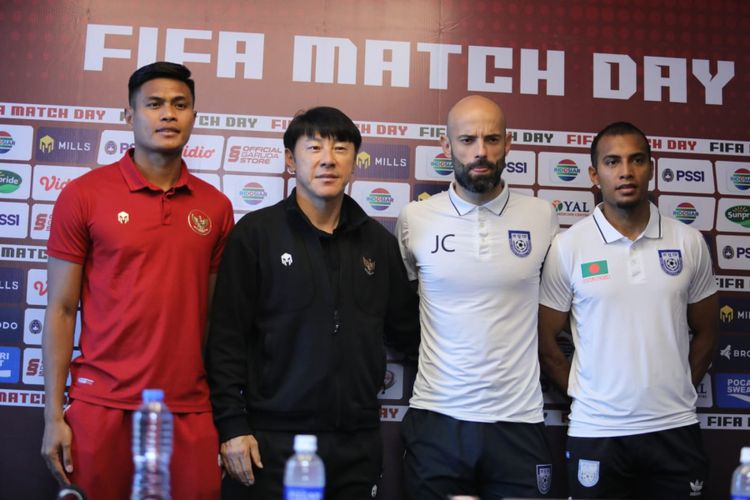 Pelatih Timnas Indonesia Shin Tae-yong dan Fachruddin Aryanto saat preskon jelang melawan Timnas Bangladesh.