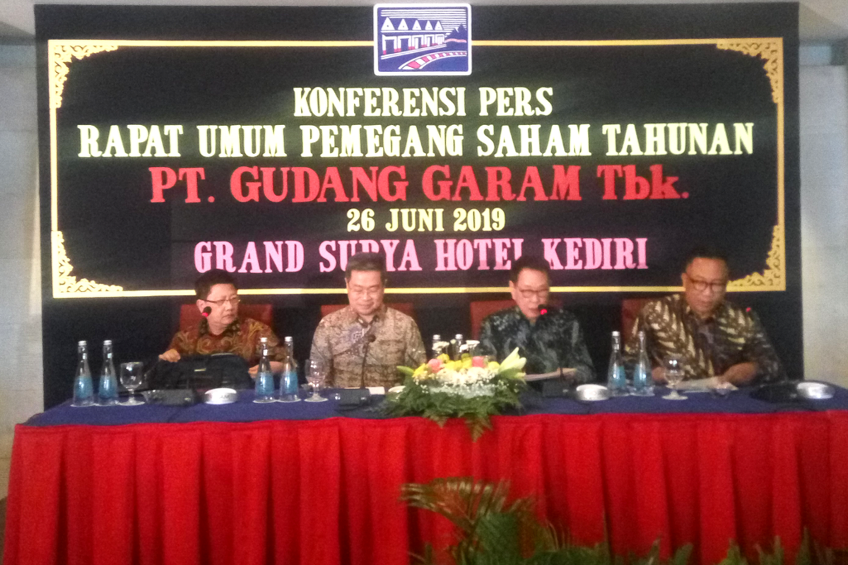 Direksi PT Gudang Garam Tbk dalam konferensi pers seusai RUPST di Hotel Grand Surya Kediri, Kota Kediri, Jawa Timur, Rabu (26/6/2019).