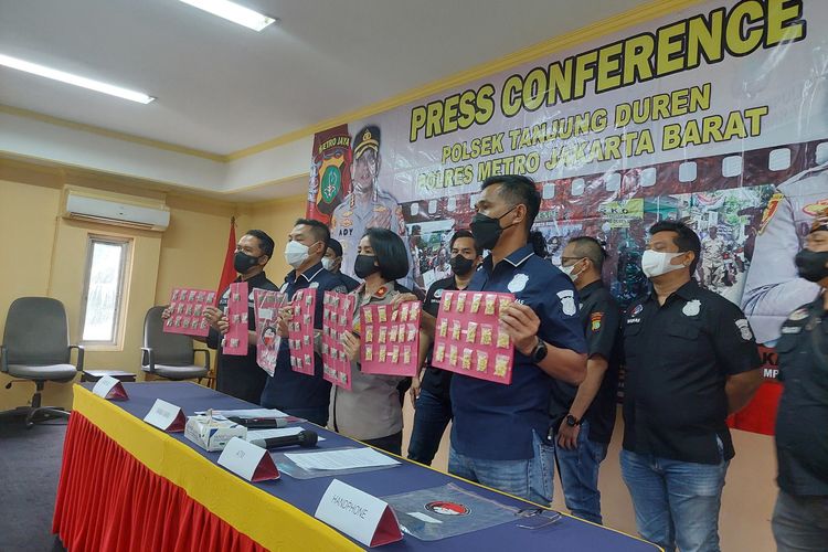 Polsek Tanjung Duren mengamankan 1.847 butir narkoba jenis pil ekstasi berlogo lambang Superman dan 0,2 gram sabu dari sejumlah lokasi di Jakarta.