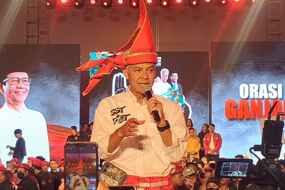 Capres nomor urut 03 Ganjar Pranowo saat orasi dalam kegiatan kampanye akbarnya yang digelar di UpperHills Convention Hall Jl. Metro Tanjung Bunga Kecamatan Mariso, Kota Makassar, Sulawesi Selatan (Sulsel) Selasa (30/1/2024).