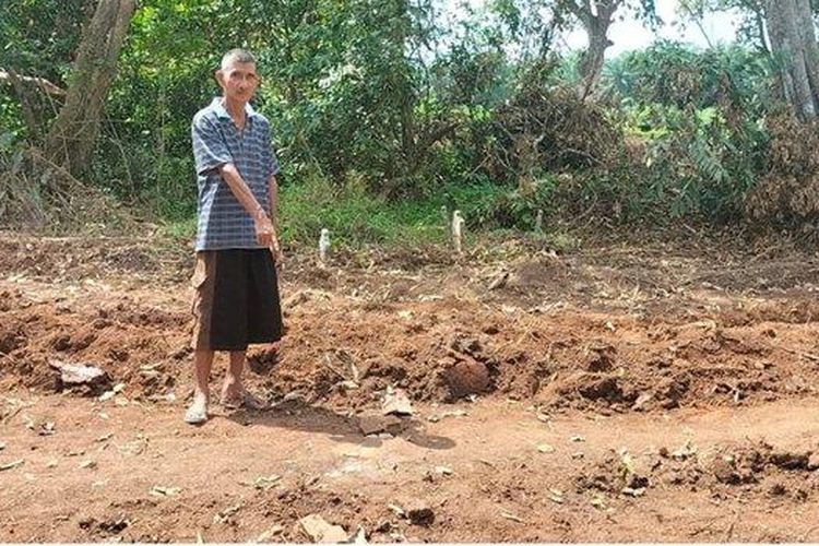 Warga menunjukkan salah satu makam dibongkar paksa oknum kepala desa di Desa Sugih Waras, Kecamatan Teluk Gelam, Kabupaten OKI, Rabu (5/7/2023) siang.
