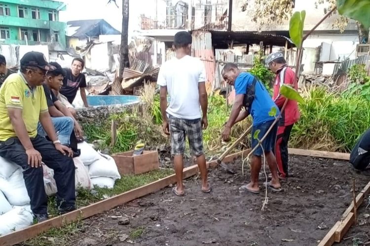 Petugas Badan Penanggulangan Bencana Daerah (BPBD) Kota Ambon mulai membangun fasilitas mandi cuci kakus (MCK) bagi ratusan pengungsi korban kebakaran di kawasan Mardika, kecamatan Sirimau,kota AMbon, Senin sore (12/12/2022)