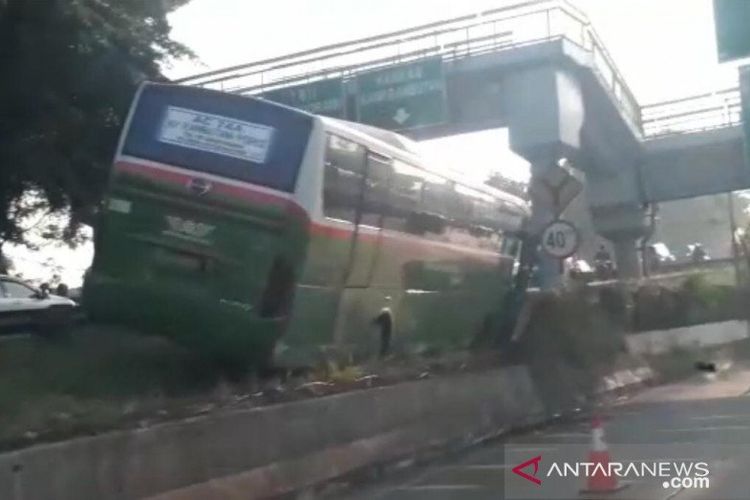 Satu unit bus Mayasari Bhakti tersangkut di pembatas tol dengan jalan arteri Kampung Rambutan, Jakarta Timur, akibat pengemudi kehilangan kendali, Rabu (19/8/2020).
