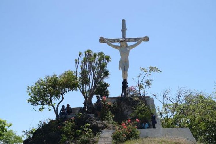 Sepintas bentuk patung itu seperti di Rio de Janeiro, Brazil atau di Puncak Buntu Burake, Toraja, Sulawesi Selatan.