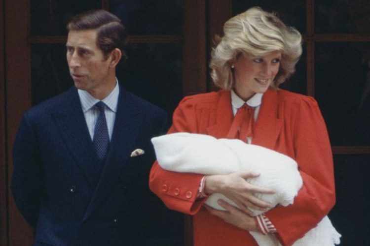 Putri Diana dan Pangeran Charles saat meninggalkan Rumah Sakit St Mary, London, pasca kelahiran Pangeran Harry.