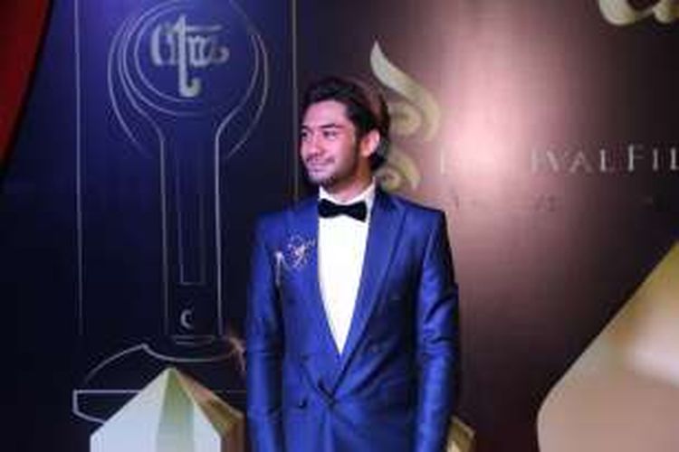 Reza Rahadian diabadikan saat menghadiri malam puncak Festival Film Indonesia (FFI) 2016 di Teater Jakarta Taman Ismail Marzuki, Jakarta. Minggu (6/11/2016). Ajang penghargaan bagi insan perfilman Indonesia FFI 2016 kali ini mengangkat tema Restorasi Film.