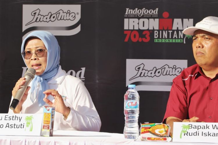 Ketua Tim Pelaksana Calendar of Event (CoE) Kemenpar Esthy Reko Astuty dan Kelapa Dinas Pariwisata (Kadispar) Bintan Wan Rudy Iskandar dalam jumpa pers Ironman 70.3 2019 di Bintan Resort, Bintan, Kepulauan Riau, Sabtu (24/8/2019).