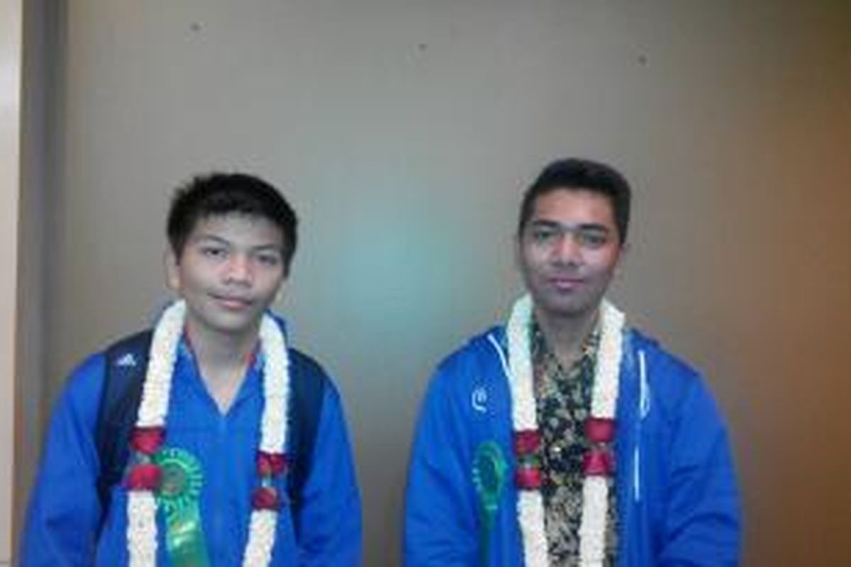 Luca Cada Lora (kiri) dan Galih Ramadhan (kanan) dari SMAN 1 Surakarta, peraih penghargaan Intel ISEF dalam bidang ilmu material. 