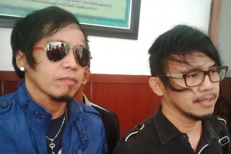 Ian Kasela (kiri) dan Moldyansyah hadi di Pengadilan Negeri Surabaya, Selasa (21/6/2016).