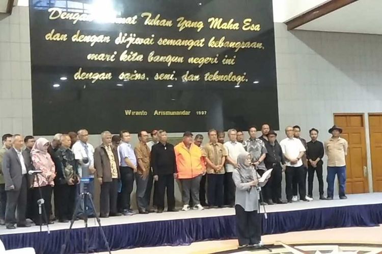 Deklarasi pernyataan sikap guru besar dan dosen ITB di Gedung Sabuga, Jalan Tamansari, Kota Bandung, Jawa Barat, Senin (5/2/2024).