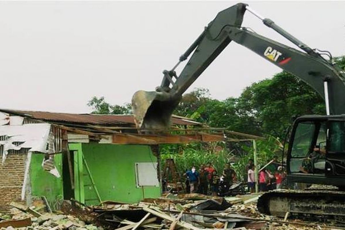 Dianggap tak punya izin mendirikan bangunan dari Kodam 1 Bukit Barisan, sekira 40 rumah di bekas Asrama Yon Infantri 124 rata dengan tanah