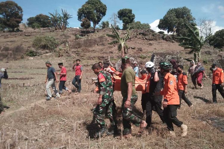Tim SAR tengah mengevakuasi satu korban tewas akibat banjir disertai longsor yang melanda jalur trans Sulawesi, Kabupaten Jeneponto, Sulawesi Selatan. Sabtu, (15/10/2022).