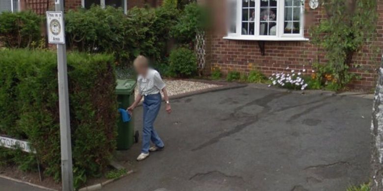Seorang perempuan Florida melihat rumah masa kecil dan ibunya yang sedang menyiram tanaman lewat Google Earth. Saat dia melihat ini, ibunya sudah meninggal 18 bulan sebelumnya.