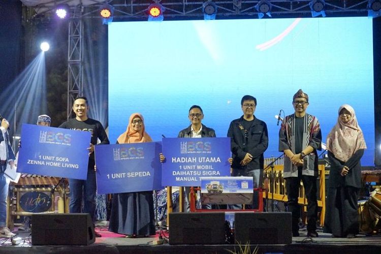 Kepala Dinas Kebudayaan dan Pariwisata Kota Bandung Arief Syaifudin (ketiga dari kanan) saat mengikuti kegiatan Bandung Great Sale, di Bandung, Jawa Barat, Minggu (19/11/2023). 
