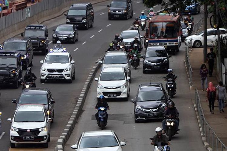 Suasana arus lalu lintas di Jalan Jenderal Sudirman, Jakarta, Rabu (20/4/2016). Pemprov DKI Jakarta pada tahun ini berencana menghapus jalur lambat di Jalan Jenderal Sudirman-MH Thamrin untuk digantikan menjadi jalur bus dan memperlebar trotoar demi mengakomodasi pejalan kaki.