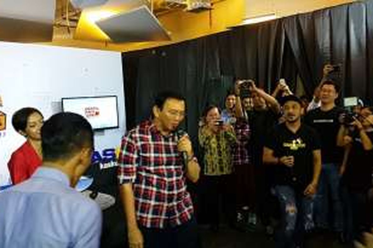 Gubernur DKI Jakarta non-aktif Basuki Tjahaja Purnama (Ahok) menyanyikan lagu Garuda di Dadaku bersama Giring Nidji dalam acara yang diselenggarakan KASKUS di Menara Palma, Kuningan, Jakarta Selatan, Kamis (12/1/2017).