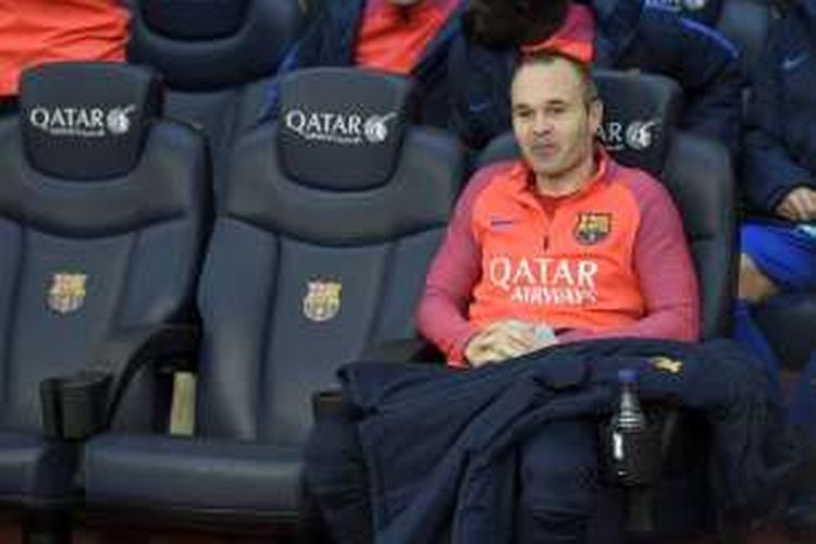 Gelandang FC Barcelona, Andres Iniesta, duduk di bangku sisi lapangan menjelang laga La Liga kontra Real Madrid di Stadium Camp Nou, 3 Desember 2016.