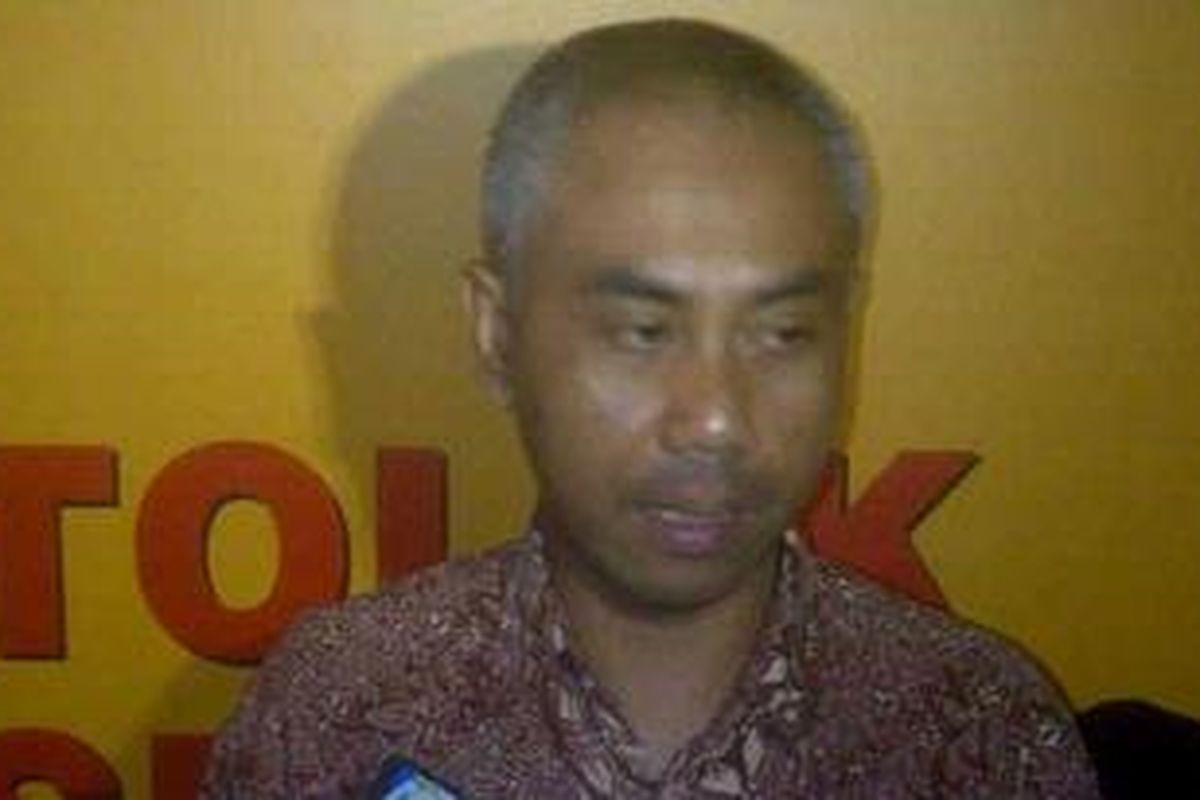 Ketua Umum Aliansi Jurnalis Independen (AJI) Indonesia Eko Maryadi usai memberikan keterangan pers catatan akhir tahun 2011 AJI di Kantor AJI, Jakarta, Rabu (28/12/2011)
