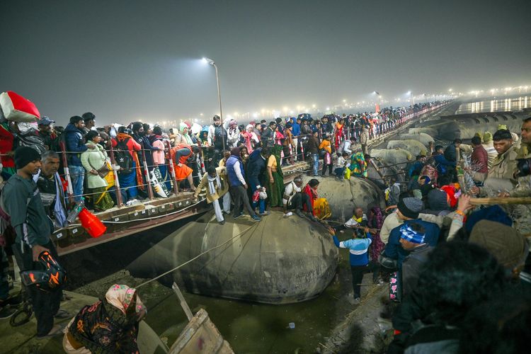 Para peserta acara keagamaan terbesar di dunia, yaitu festival Maha Kumbh Mela di India, berkumpul di atas jembatan ketika insiden berdesakan menewaskan 15 orang di Prayagraj, Rabu (29/1/2025).