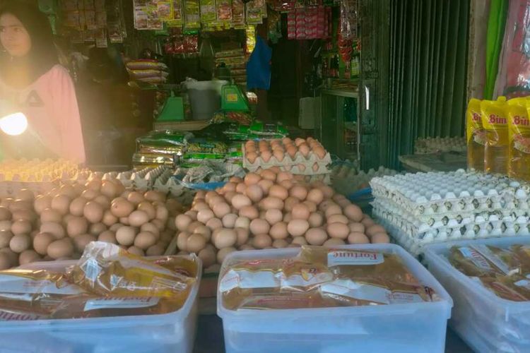 Seorang pedagang di Pasar Mardika Ambon sedang melayani warga yang tengah membeli telur, Rabu (30/3/2022). Adapun telur dijual pedagang dengan harga Rp 2.000 per butir