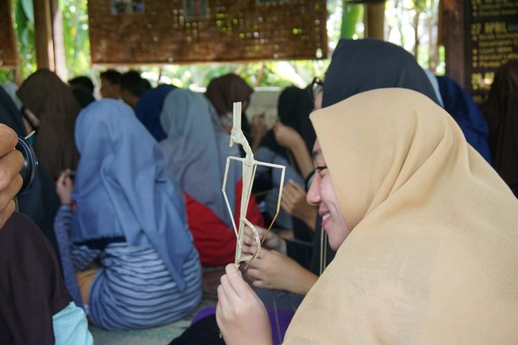 Pengunjung membuat kreasi wayang rumput di Desa Wisata Pentingsari, Yogyakarta.