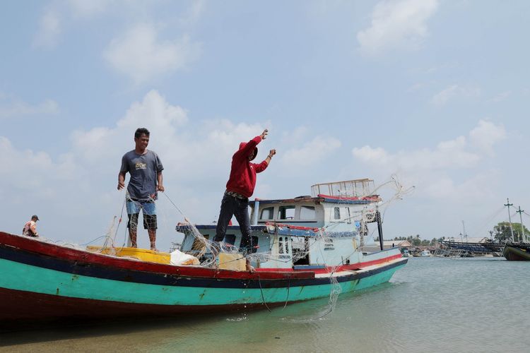 Sebagian besar penduduk di Kecamatan Kepulauan Pongok, Bangka Belitung berprofesi sebagai nelayan.
