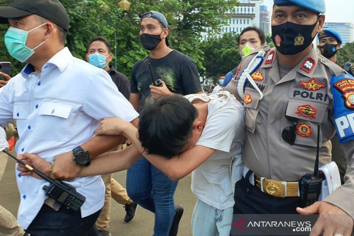 Polisi mengamankan orang yang diduga pencopet di Silang Barat Daya Monas, Rabu (28/10/2020). (ANTARA/Livia Kristianti)
