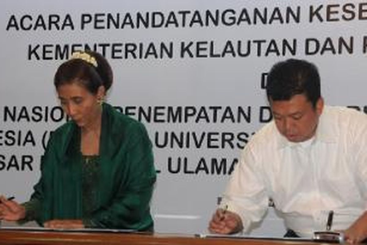 Menteri Kelautan dan Perikanan RI Susi Pudjiastuti dan Kepala BNP2TKI melakukan penandatanganan kerjasama dalam rangka perlindungan nak buah kapal (ABK) di sektor perikanan.