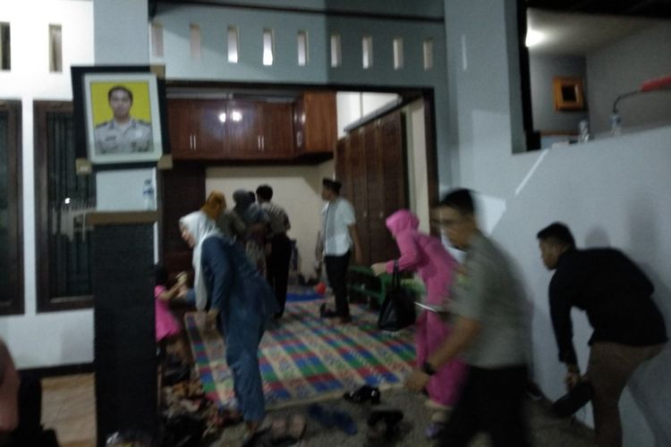 Suasana rumah duka Bripka Denny Setiadi, salah satu korban kerusuhan di Mako Brimob Depok Rabu (9/5/2018)