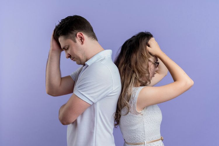 Sering merasa lelah, cemas, atau terkuras setelah bertemu pasangan? Bisa jadi itu tanda hubungan toksik. Kenali ciri-cirinya menurut pakar.