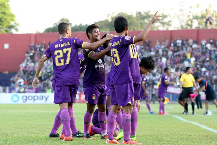 Pemain Persik Kediri melakukan selebrasi saat melawan PSIM Yogyakarta yang berakhir dengan skor 2-0 di Stadion Brawijaya Kediri, Jawa Timur, (02/09/2019) sore.
