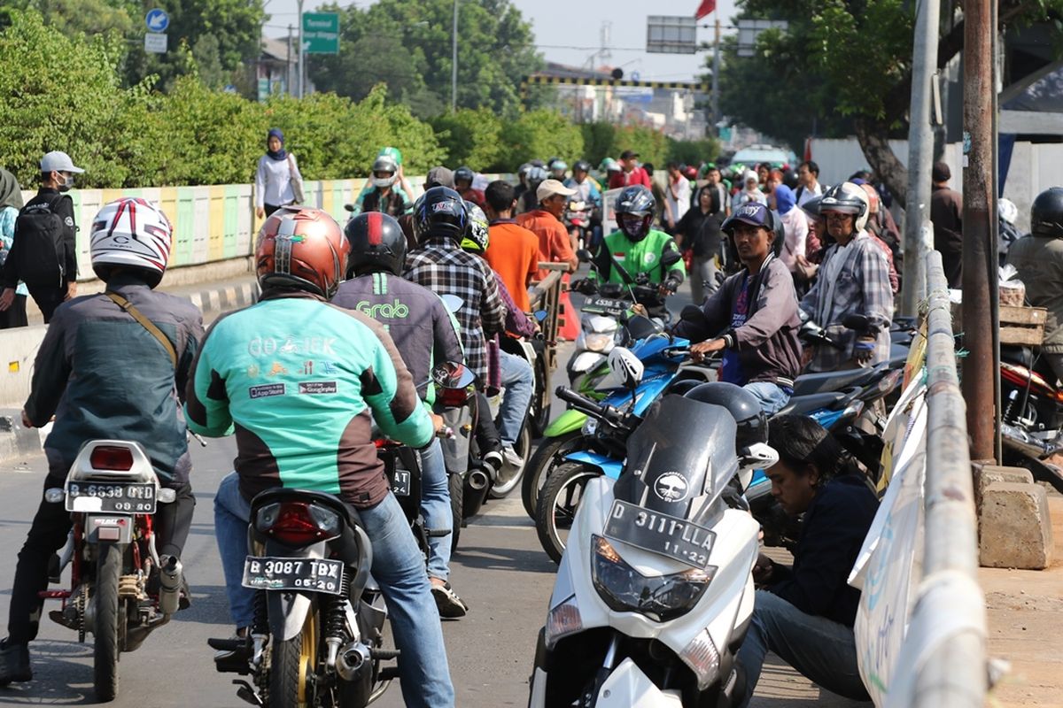 Para pengendara motor melawan arah di dekat Stasiun Pasar Minggu, Jakarta Selatan, Selasa (19/11/2019).