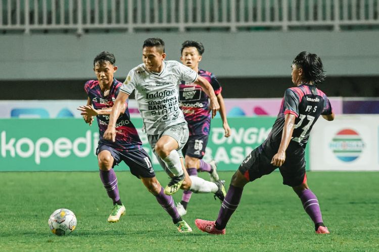 Pemain Bali United Ricky Fajrin dijaga ketat pemain RANS Nusantara FC saat pertandingan pekan ke-20 Liga 1 2022-2023 yang berakhir dengan skor 4-4 di Stadion Pakansari Bogor, Rabu (25/1/2023) malam.