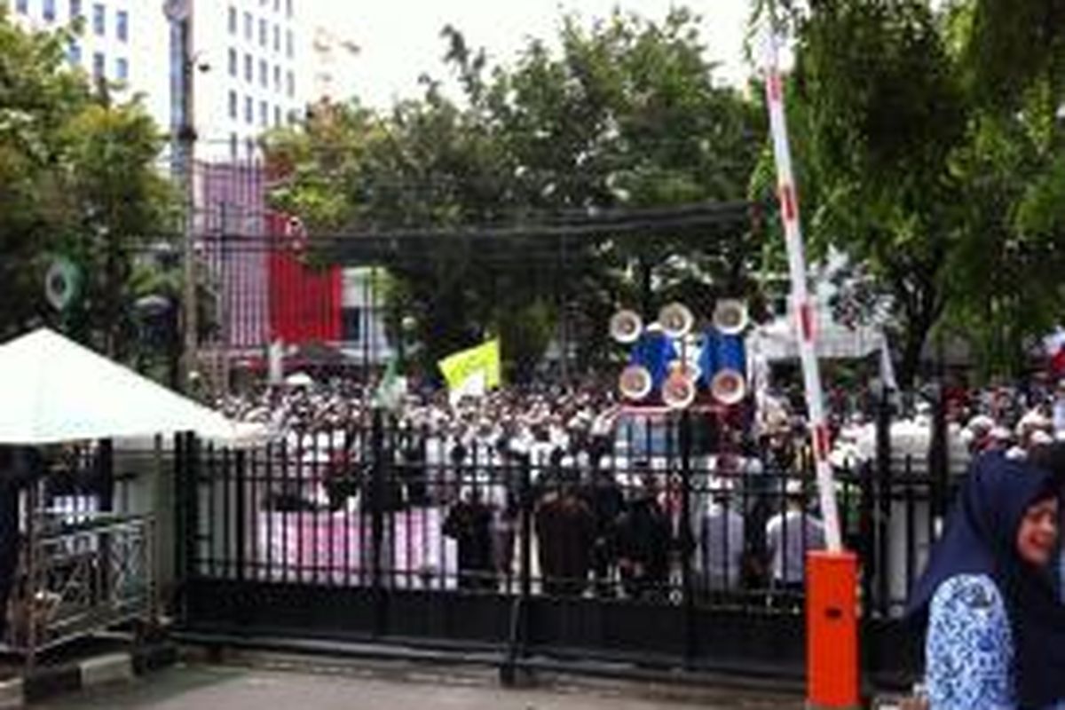 Ribuan orang demonstran dari Gerakan Masyarakat Jakarta melakukan unjuk rasa di depan Gedung DPRD DKI Jakarta, Senin (1/12/2014).