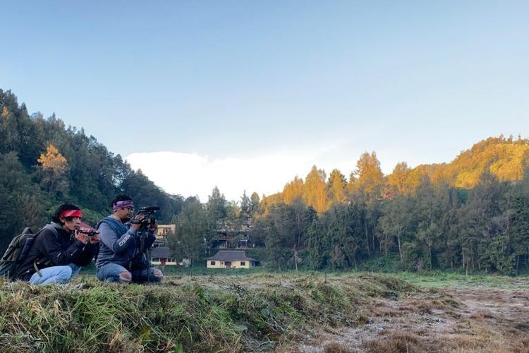 Wisatawan mengabadikan fenomena embun es di Ranupane yang terjadi dalam waktu singkat, Sabtu (30/7/2022).