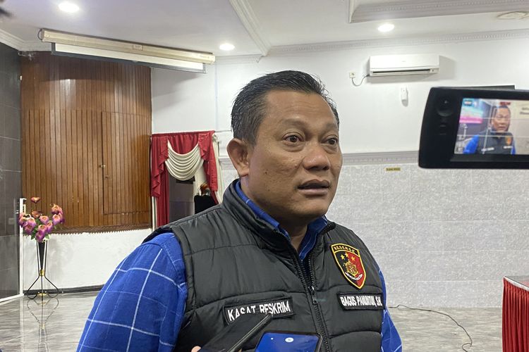 Kasat Reskrim Polres Sukabumi Kota, AKP Bagus Panuntun saat diwawancarai oleh awak media di Aula Polres Sukabumi Kota, Selasa (21/1/2025).