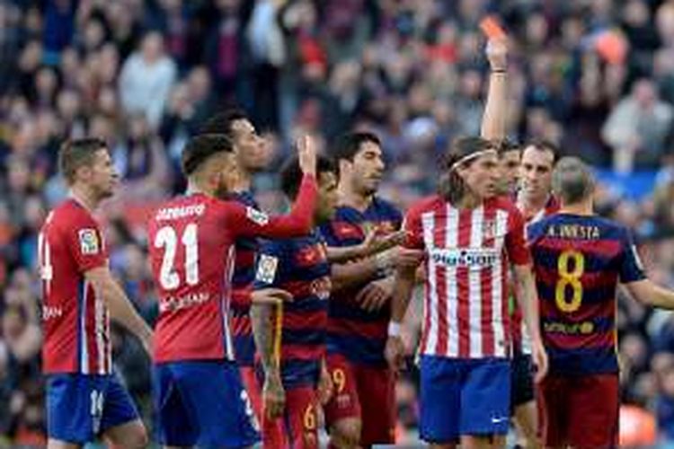 Pemain belakang Atletico Madrid, Filipe Luis, diganjar kartu merah karena pelanggaran keras terhadap bintang Barcelona, Lionel Messi, saat kedua tim bertanding pada lanjutan La Liga, Sabtu (30/1/2016).