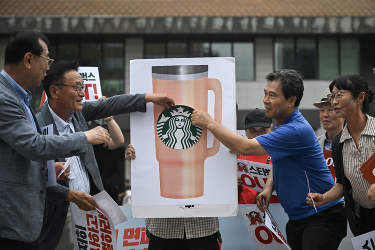 Ramai Boikot Starbucks di Korsel: Warga Hancurkan Tumbler, Bakar Logo