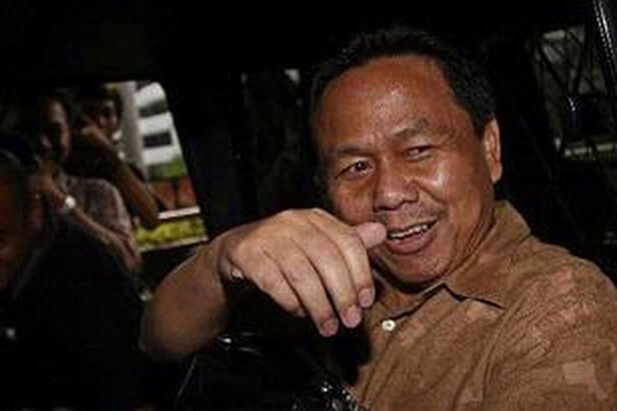 Sekretaris Kemenpora Wafid Muharam usai diperiksa penyidik Komisi Pemberantasan Korupsi di kantor KPK, Jakarta Selatan, Selasa (26/4/2011). Wafid ditangkap KPK pada 21 April 2011. Dia ditetapkan menjadi tersangka kasus dugaan suap dalam pembangunan Wisma Atlet SEA Games di Palembang.  