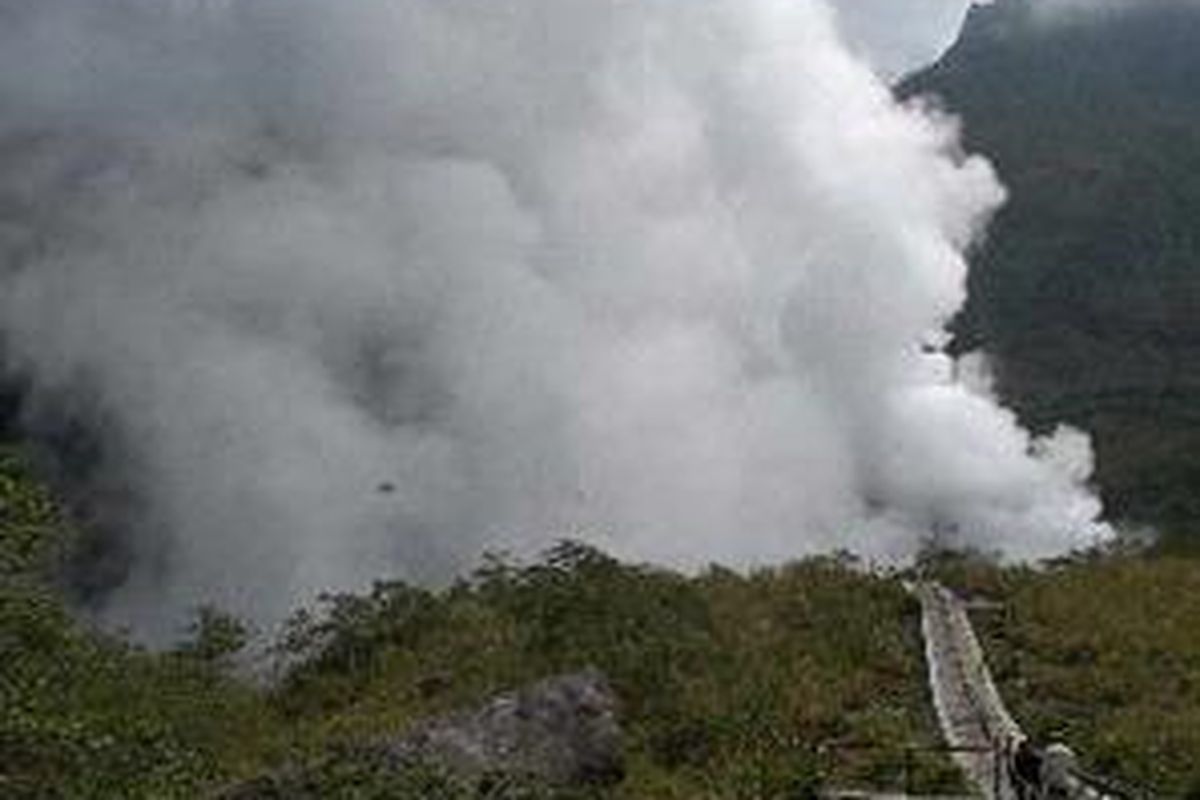Asap putih tebal, Jumat (9/11/07), terus mengepul dari danau kawah Gunung Kelud yang kini terancam hilang karena makin besarnya kubah lava hasil erupsi efusif. Kubah lava yang timbul berupa gundukan berwarna hitam kekuningan karena proses sublimasi sulfur dengan suhu terendah diperkirakan sekitar 200 derajat Celsius dan berpotensi mengandung gas beracun.