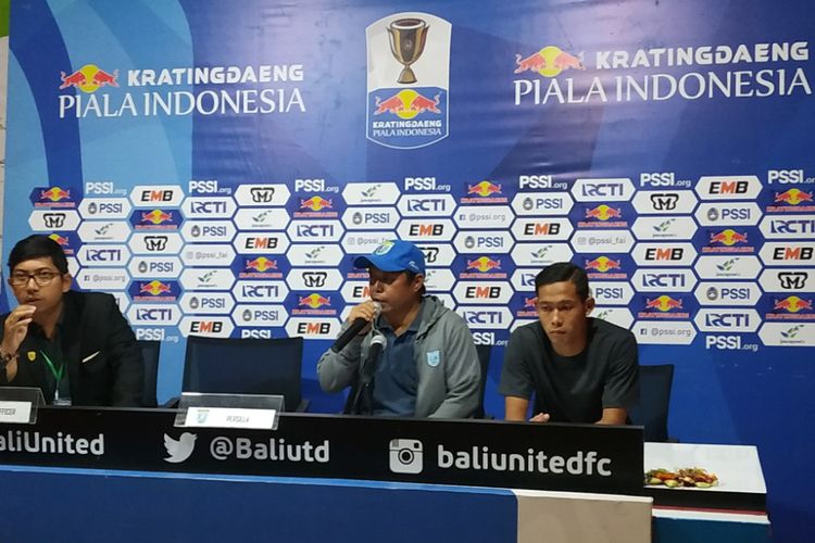 Asisten pelatih Persela, Bambang Danur Dara (tengah), memberikan keterangan pers usai anak asuhnya dikalahkan tuan rumah Bali United dengan skor akhir 2-0.