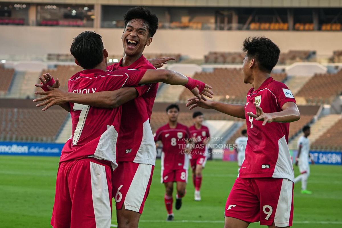 Para pemain Timnas U17 Indonesia merayakan gol. Partai Grup C Piala Asia U17 2025 Timnas U17 Indonesia vs Yaman digelar di Stadion Prince Abdullah Al Faisal, Jeddah, Arab Saudi, pada Senin (7/4/2025) malam WIB.